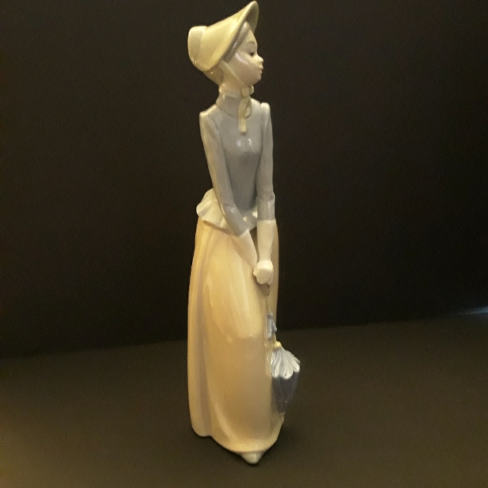 Zaphir Lladro glossy figurine titled "Lady Leaning on Parasol" #536G/M
